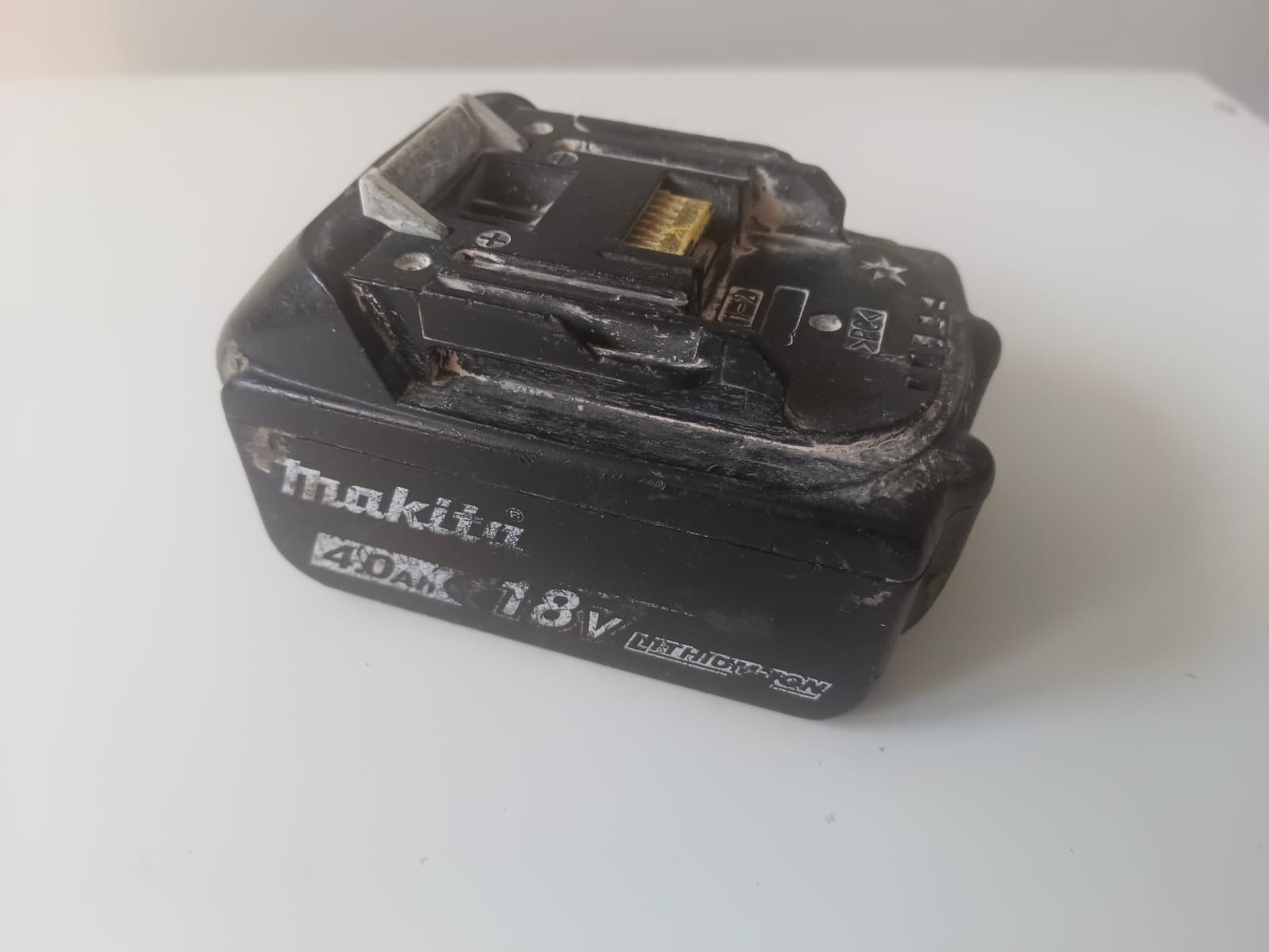 taladro fierro madera inalámbrico makita con bateria, cargador y accesorios